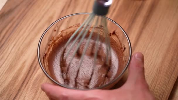 Mens Handen Worden Geroerd Met Een Garde Van Cacao Water — Stockvideo