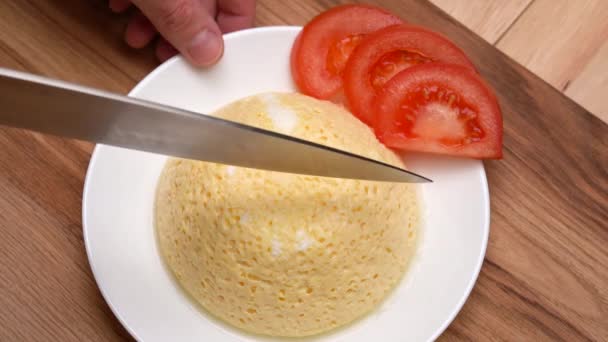 Mani Uomo Tagliate Con Coltello Omelette Aria Con Pomodori Piatto — Video Stock