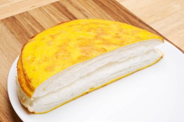Tahta bir tabakta duran havadar iştah açıcı omlet.. 