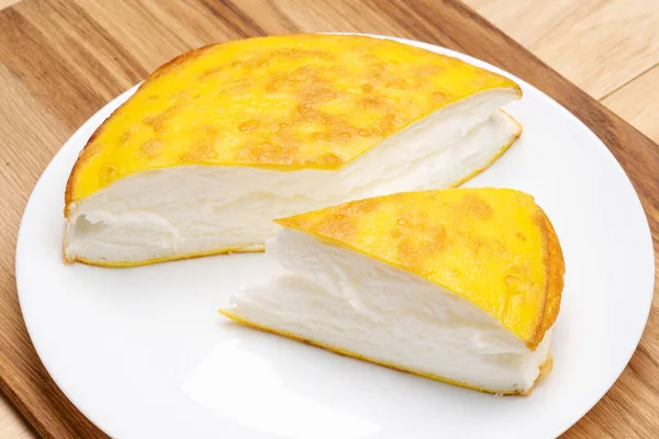 Luftig Appetitanregendes Omelett Auf Einem Weißen Teller Auf Einem Holztisch — Stockfoto