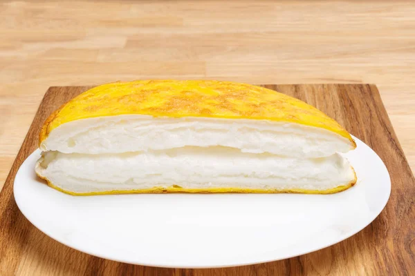 Luftig Appetitanregendes Omelett Auf Einem Weißen Teller Auf Einem Holztisch — Stockfoto