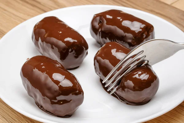 Schokoladendessert Glänzender Glasur Auf Einem Weißen Teller Auf Einem Holztisch — Stockfoto