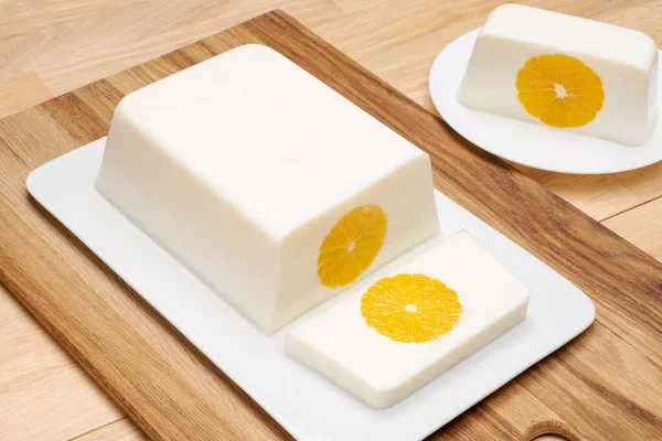 Gelatina Arancia Latte Forma Quadrata Piatto Bianco Tavolo Legno — Foto Stock