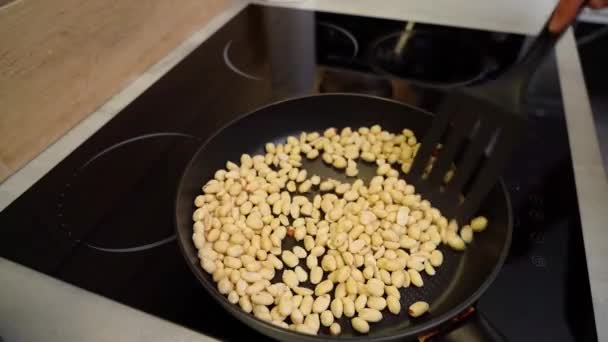 Soyulmuş Fıstık Tavada Kızartılır Mutfak Spatulasıyla Karıştırılır — Stok video