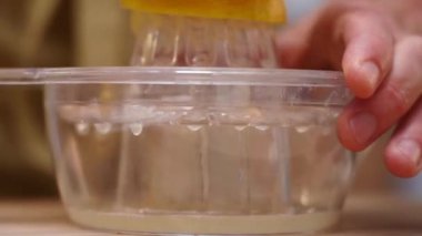 El limon suyunu limon sıkacağı gibi limon suyu sıkar.. 