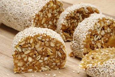 Kesme tahtasında kesilmiş hurma ve tohumlarla yapılan doğal vejetaryen tatlısı.. 