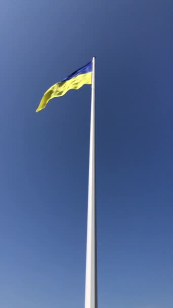 Ukrajinská Vlajka Vlaje Větru Vysokém Stožáru Pozadí Modré Oblohy Svisle — Stock video