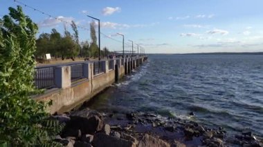 Bir yaz akşamı nehir kenarındaki sokak lambaları ve yeşillik manzarası.. 