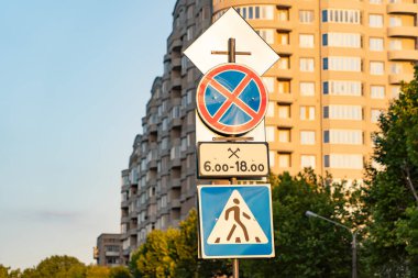 19 Temmuz 2025 'te, Mykolaiv, Ukrayna' da park yasağı ve yaya geçidi olduğuna dair trafik işaretleri görüldü.. 