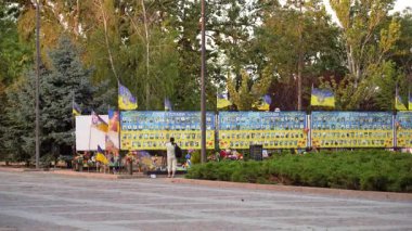 19 Temmuz 2025 'te Ukrayna' nın Mykolaiv kentindeki bir parkta şehit düşen kahramanların ve ulusal bayrakların portrelerini gösteren bir anıt duvarı bulunuyor.. 
