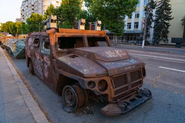 19 Temmuz 2025 'te Ukrayna' nın Mykolaiv kentinde savaşın etkileri anısına, yanmış ve paslı bir zırhlı araç görüldü.. 
