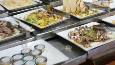 bir cam tabakta taze salata