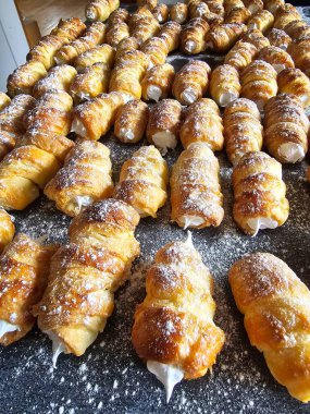 Pişirme tepsisindeki kruvasanlar.