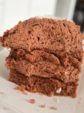 Bir dilim çikolatalı pastanın dikey görüntüsü.