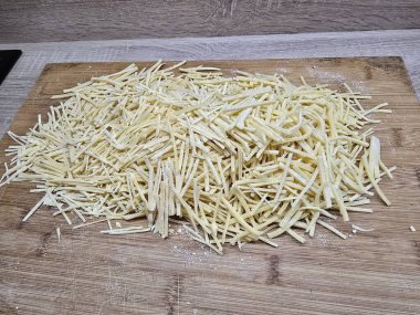 Mutfakta taze makarna var.