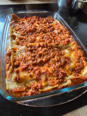 Etli ve domates soslu lazanya.