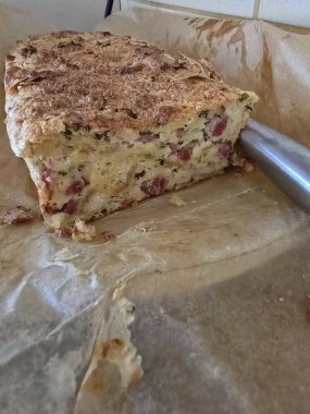 Peynirli ve pastırmalı ev yapımı turta.