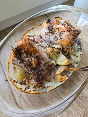 Baharatlı ve otlu kızarmış tavuk kanadı.