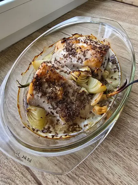 Baharatlı ve otlu tavuk göğsü filetosu.