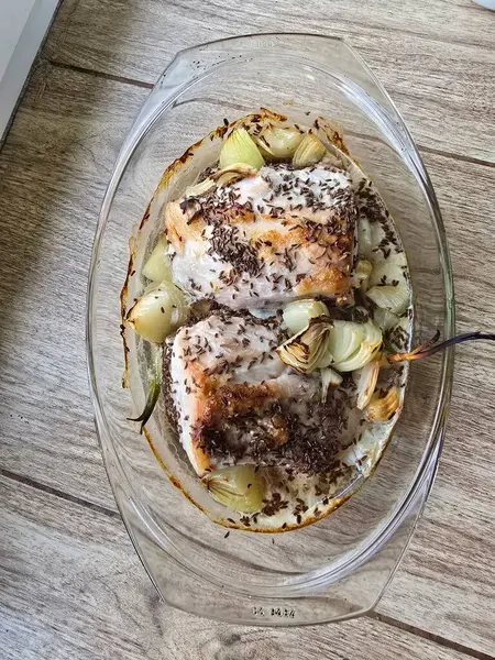 Tavuk göğsü, patates ve sebzeli, beyaz kasede.