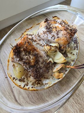 Baharatlı tavuk filetosu.