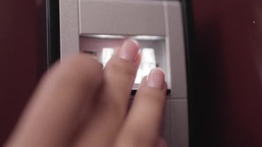 Kiralık daire ya da ev için anahtar kutusunu kontrol et. Ev güvenliği kavramı.