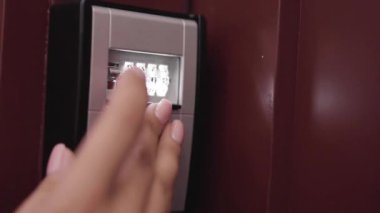 Kiralık daire ya da ev için anahtar kutusunu kontrol et. Ev güvenliği kavramı.