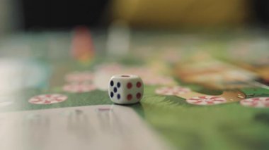 Zar atışlı masa oyunu. Oyun konsepti oynanıyor.