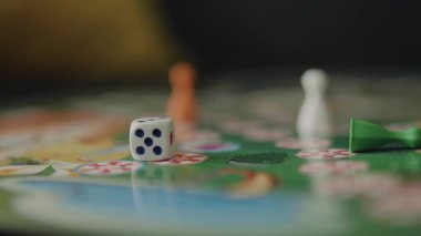 Zar atışlı masa oyunu. Oyun konsepti oynanıyor.
