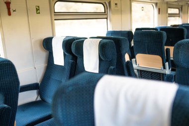 Avrupa 'da bir trenin içini düşünün. Rahat sandalyeleri olan modern bir tren..