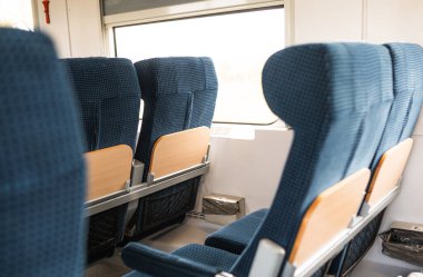 Avrupa 'da bir trenin içini düşünün. Rahat sandalyeleri olan modern bir tren..