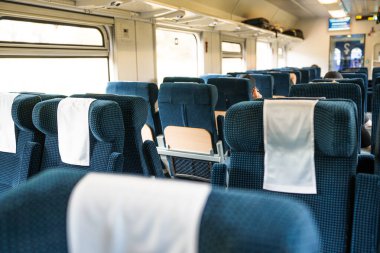 Avrupa 'da bir trenin içini düşünün. Rahat sandalyeleri olan modern bir tren..