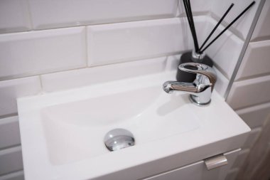 Lavabosu olan küçük bir yer..