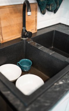 Lavaboda kirli bulaşık yığını.