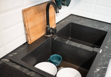 Lavaboda kirli bulaşık yığını.