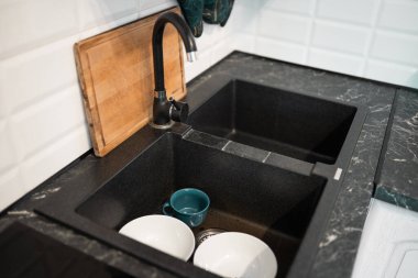 Lavaboda kirli bulaşık yığını.