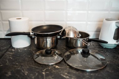 Çömlek ve diğer mutfak gereçleri mutfağın üstünde. Temiz mutfak konsepti.