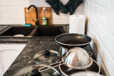 Çömlek ve diğer mutfak gereçleri mutfağın üstünde. Temiz mutfak konsepti.