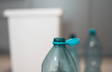 Çöp kutusunun yanında plastik şişeler. Atık geri dönüşümünü kolaylaştırmak için plastik tasnif ediliyor.