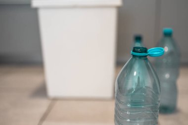 Çöp kutusunun yanında plastik şişeler. Atık geri dönüşümünü kolaylaştırmak için plastik tasnif ediliyor.
