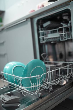 Bulaşık makinesini yüklüyorum. Günlük ev işleri konsepti.