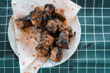 Açık ateşte pişmiş lezzetli barbekü eti..