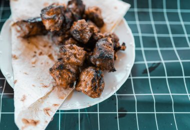 Açık ateşte pişirilmiş barbekü eti..