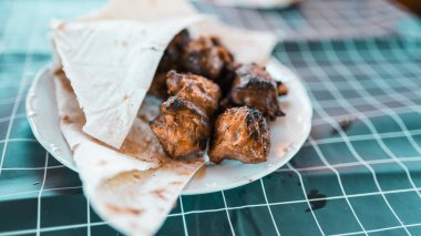 Açık ateşte pişirilmiş barbekü eti..