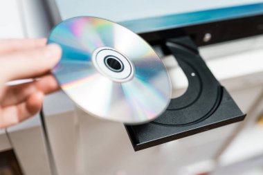 Video oynatıcıdaki diski kapat. Retro teknoloji kavramı.