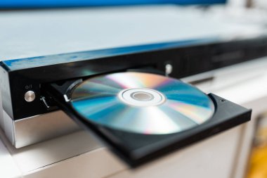 Video oynatıcıdaki diski kapat. Retro teknoloji kavramı.