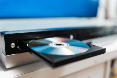 Video oynatıcıdaki diski kapat. Retro teknoloji kavramı.