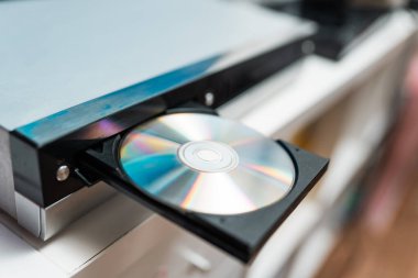 Video oynatıcıdaki diski kapat. Retro teknoloji kavramı.