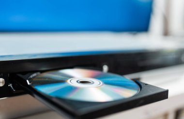 Video oynatıcıdaki diski kapat. Retro teknoloji kavramı.