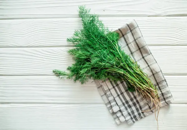 Mutfak masasında taze dereotu yaprakları. Pencere bahçesi kavramı.